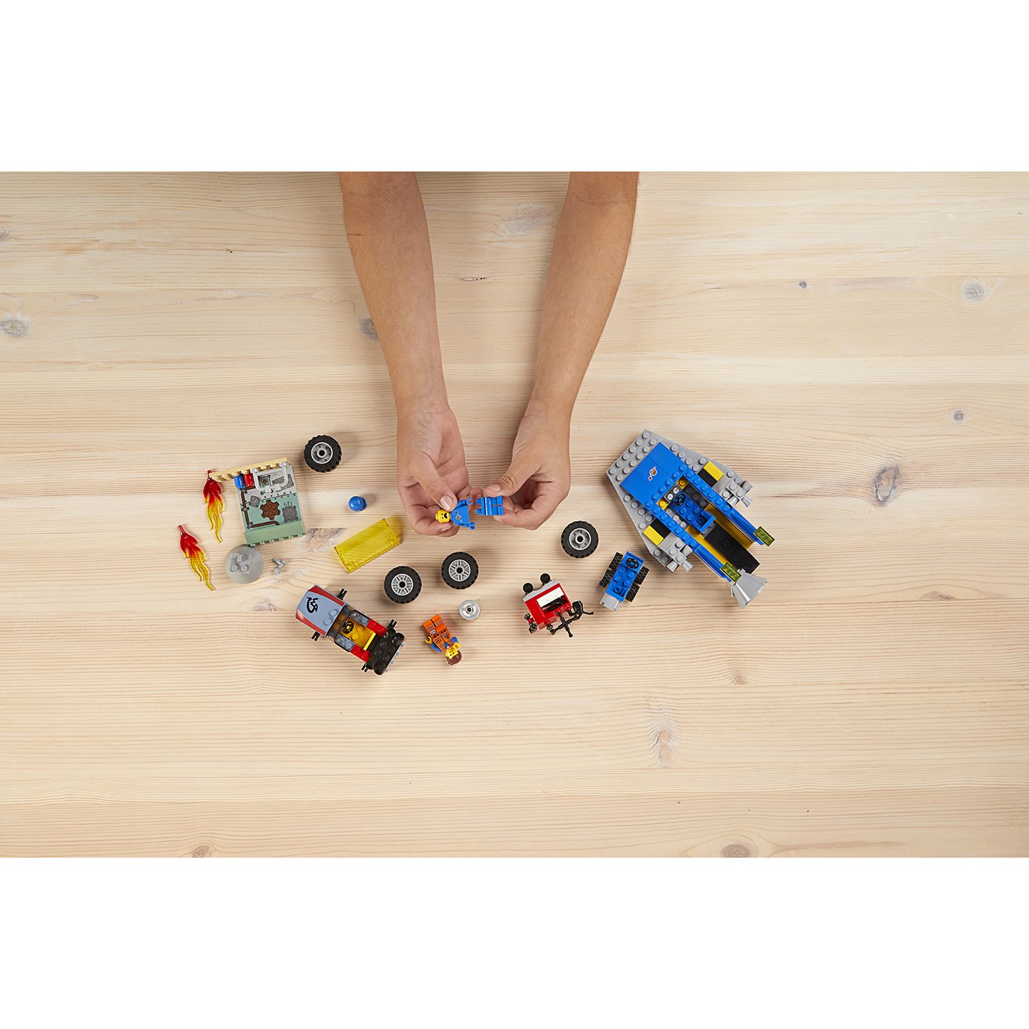 Конструктор из серии The Lego Movie 2: Мастерская Строим и чиним Эммета и Бенни  